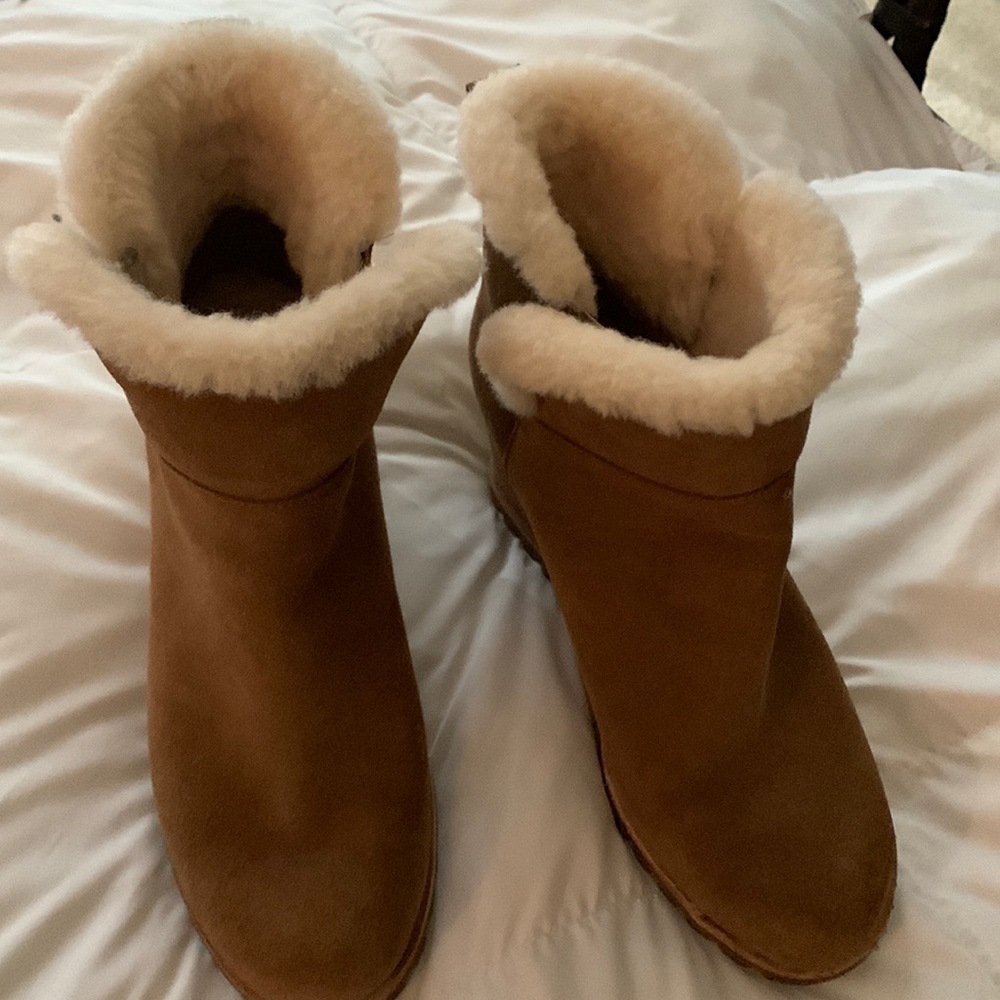 UGG excellent condition,just wore one time and not bigger size, 2in heel in boo